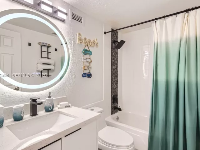 2-bedroom condo for rent in Hollywood - 2501 S Ocean Dr 617 - MondialRealty