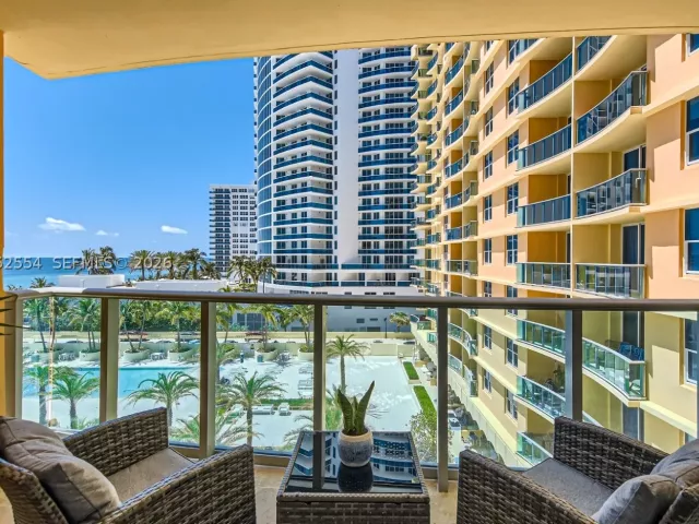2-bedroom condo for rent in Hollywood - 2501 S Ocean Dr 617 - MondialRealty