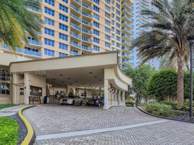 2-bedroom condo for rent in Hollywood - 2501 S Ocean Dr 617 - MondialRealty