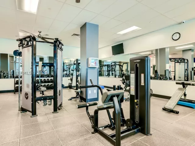 2-bedroom condo for rent in Hollywood - 2501 S Ocean Dr 617 - MondialRealty