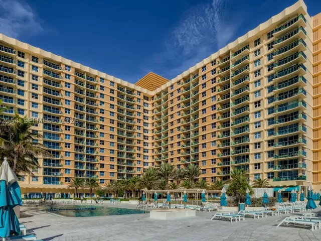 2-bedroom condo for rent in Hollywood - 2501 S Ocean Dr 617 - MondialRealty