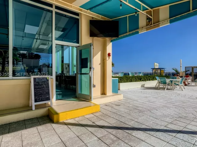 2-bedroom condo for rent in Hollywood - 2501 S Ocean Dr 617 - MondialRealty