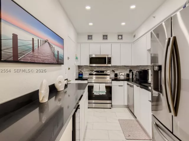 2-bedroom condo for rent in Hollywood - 2501 S Ocean Dr 617 - MondialRealty