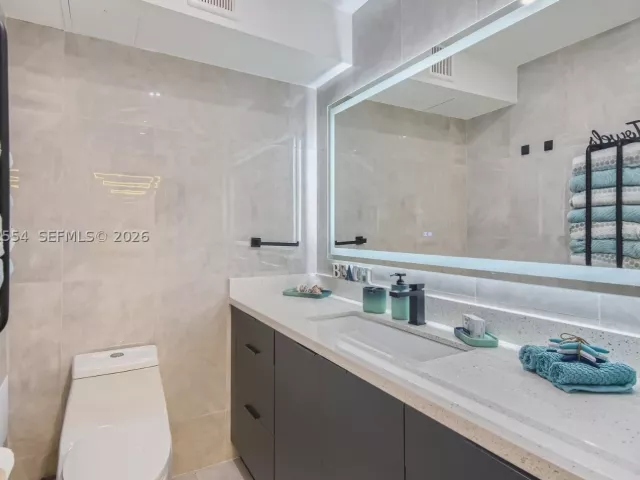 2-bedroom condo for rent in Hollywood - 2501 S Ocean Dr 617 - MondialRealty