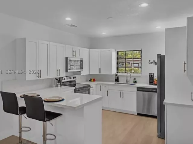 3-bedroom home for rent in Miami - 860 NW 17th Ct - MondialRealty