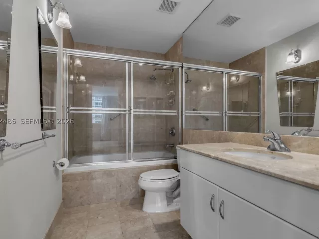 1-bedroom condo for rent in Miami - 801 Brickell Key Blvd 2108 - MondialRealty
