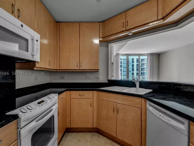 1-bedroom condo for rent in Miami - 801 Brickell Key Blvd 2108 - MondialRealty