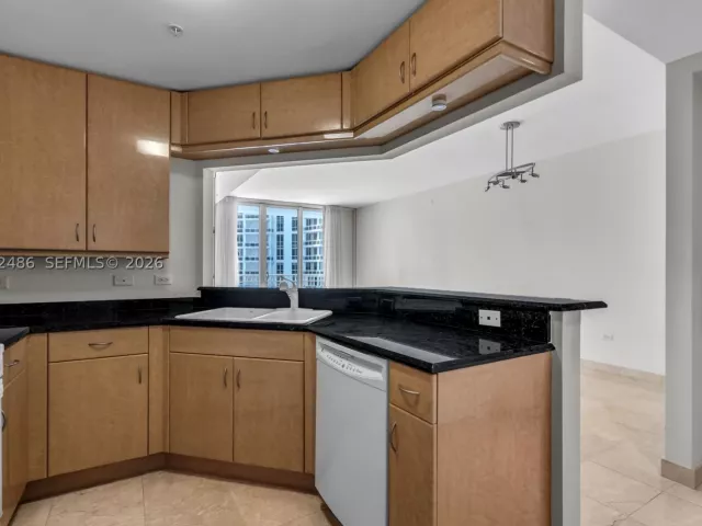 1-bedroom condo for rent in Miami - 801 Brickell Key Blvd 2108 - MondialRealty