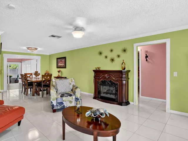 3-bedroom home for sale in Boca Raton - 22305 SW 57th Avenue - MondialRealty