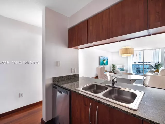3-bedroom condo for rent in Miami - 1200 Brickell Bay Dr 2824 - MondialRealty
