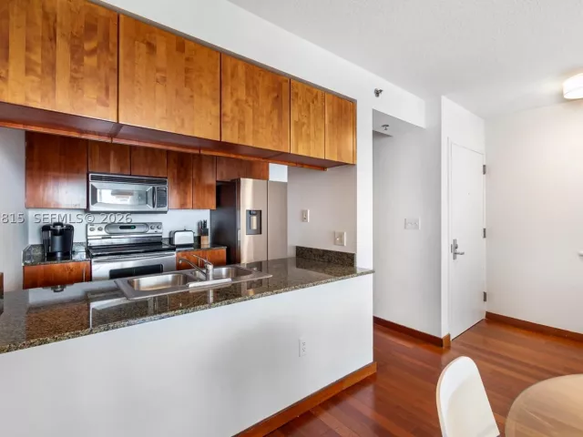 3-bedroom condo for rent in Miami - 1200 Brickell Bay Dr 2824 - MondialRealty