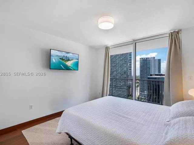 3-bedroom condo for rent in Miami - 1200 Brickell Bay Dr 2824 - MondialRealty