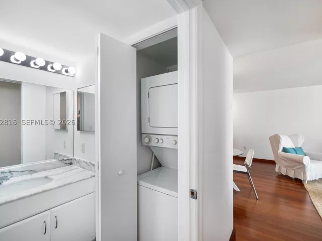 3-bedroom condo for rent in Miami - 1200 Brickell Bay Dr 2824 - MondialRealty