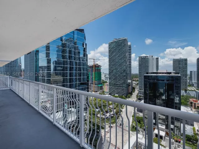 3-bedroom condo for rent in Miami - 1200 Brickell Bay Dr 2824 - MondialRealty