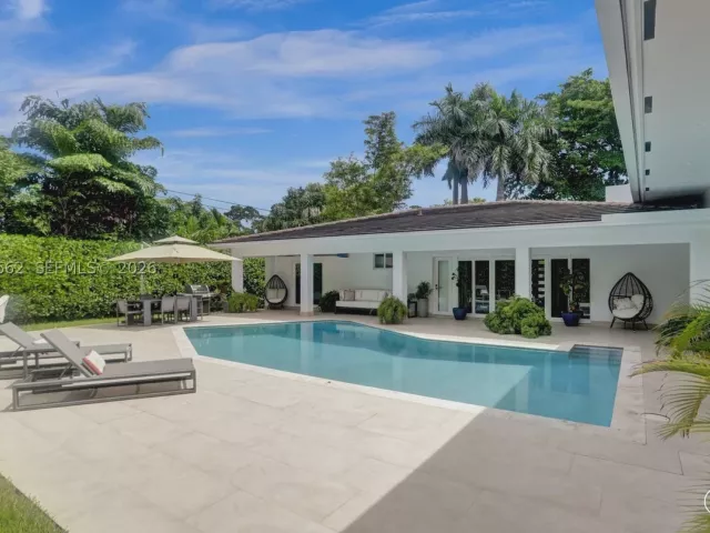 4-bedroom home for sale in Coral Gables - 1601 Lugo Ave - MondialRealty