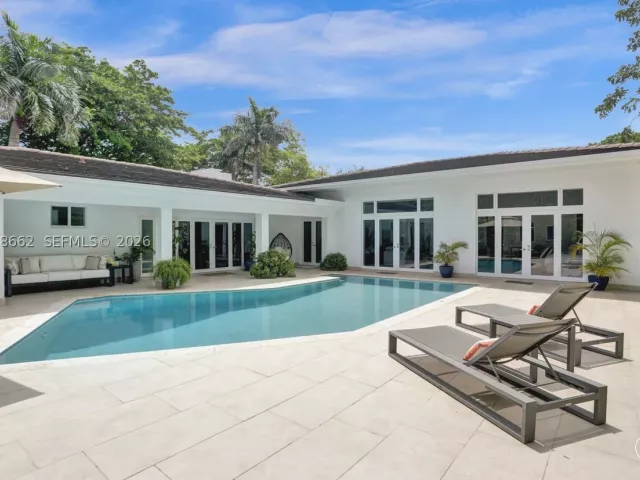 4-bedroom home for sale in Coral Gables - 1601 Lugo Ave - MondialRealty