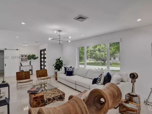4-bedroom home for sale in Coral Gables - 1601 Lugo Ave - MondialRealty