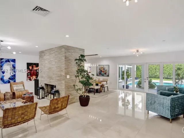 4-bedroom home for sale in Coral Gables - 1601 Lugo Ave - MondialRealty