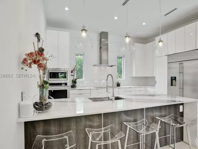 4-bedroom home for sale in Coral Gables - 1601 Lugo Ave - MondialRealty