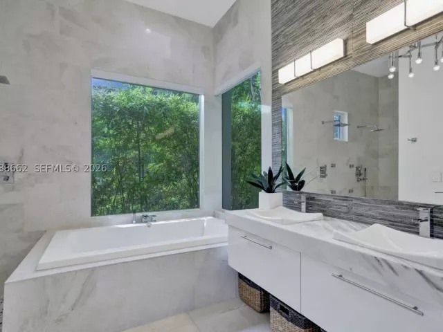 4-bedroom home for sale in Coral Gables - 1601 Lugo Ave - MondialRealty