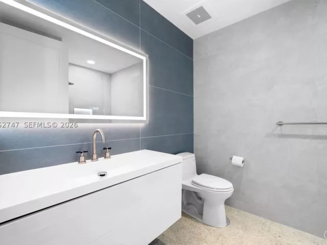 3-bedroom condo for sale in Sunny Isles Beach - 16047 Collins Ave 1703 - MondialRealty