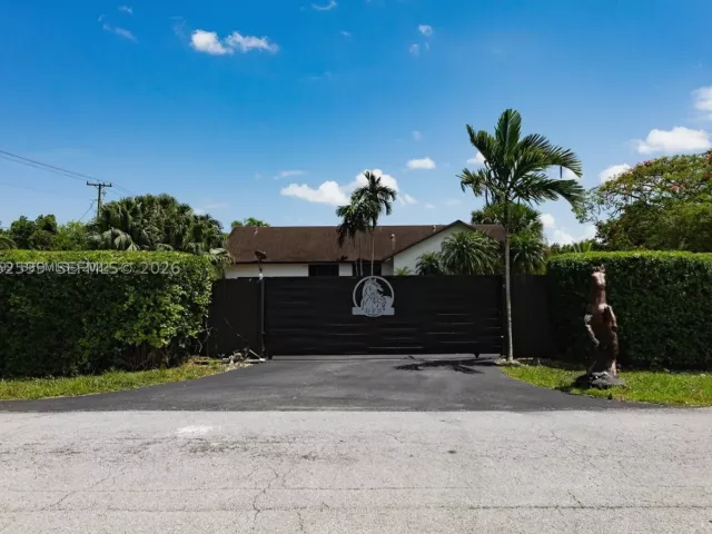 4-bedroom home for sale in Homestead - 21290 SW 234th St - MondialRealty