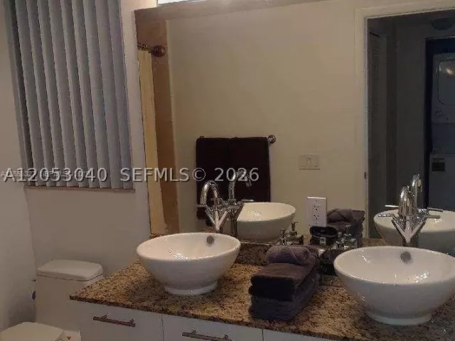 2-bedroom condo for rent in Miami - 41 SE 5th St 402 - MondialRealty