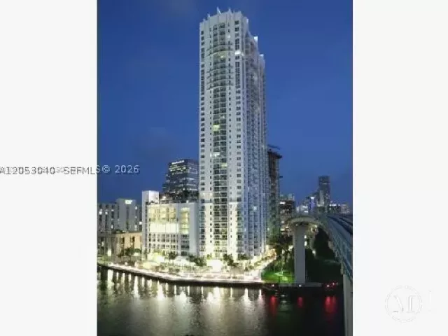 2-bedroom condo for rent in Miami - 41 SE 5th St 402 - MondialRealty