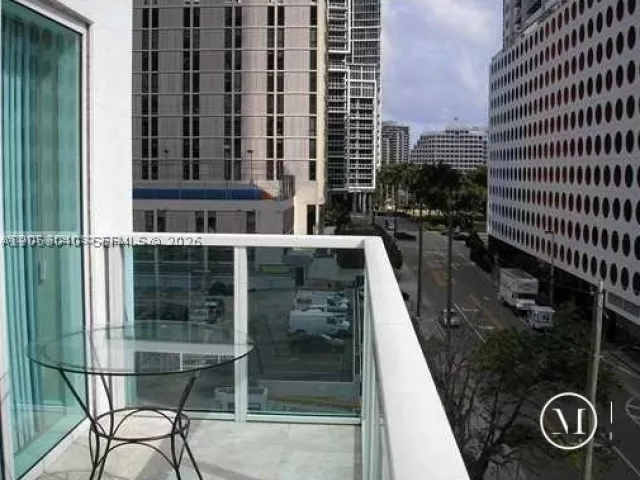2-bedroom condo for rent in Miami - 41 SE 5th St 402 - MondialRealty