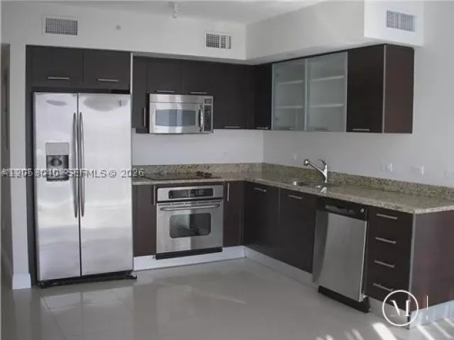 2-bedroom condo for rent in Miami - 41 SE 5th St 402 - MondialRealty