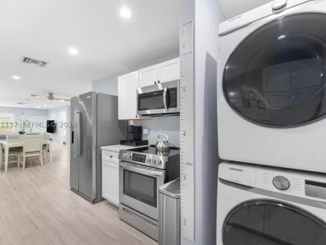 2-bedroom home for rent in Fort Lauderdale - 230 SW 12th Ave 0 - MondialRealty
