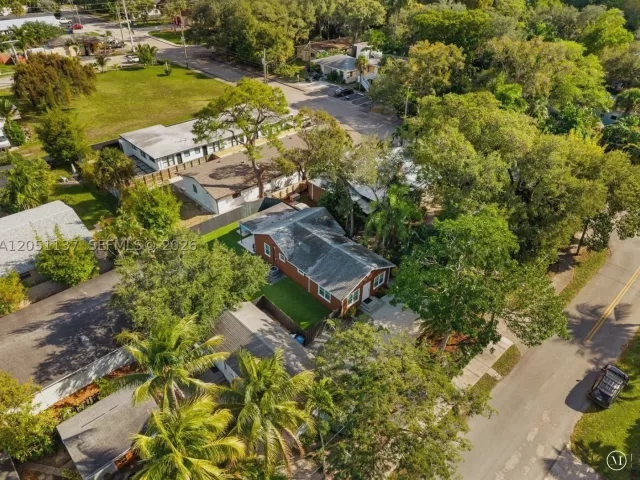 2-bedroom home for rent in Fort Lauderdale - 230 SW 12th Ave 0 - MondialRealty