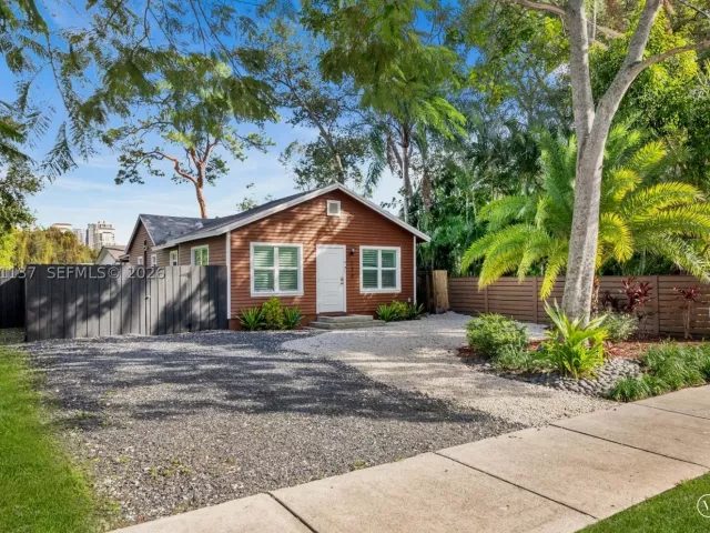 2-bedroom home for rent in Fort Lauderdale - 230 SW 12th Ave 0 - MondialRealty