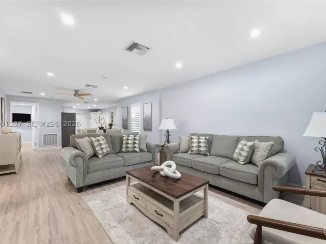 2-bedroom home for rent in Fort Lauderdale - 230 SW 12th Ave 0 - MondialRealty