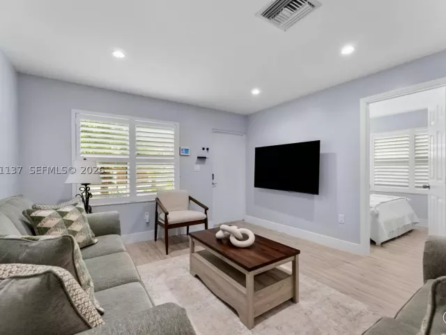 2-bedroom home for rent in Fort Lauderdale - 230 SW 12th Ave 0 - MondialRealty
