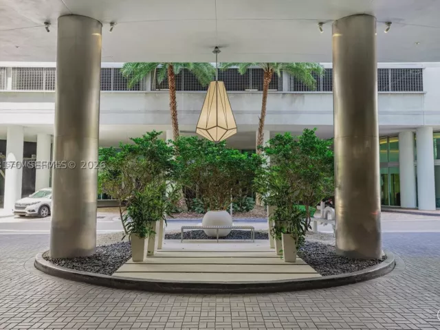 2-bedroom condo for sale in Miami - 92 SW 3rd St 2510 - MondialRealty