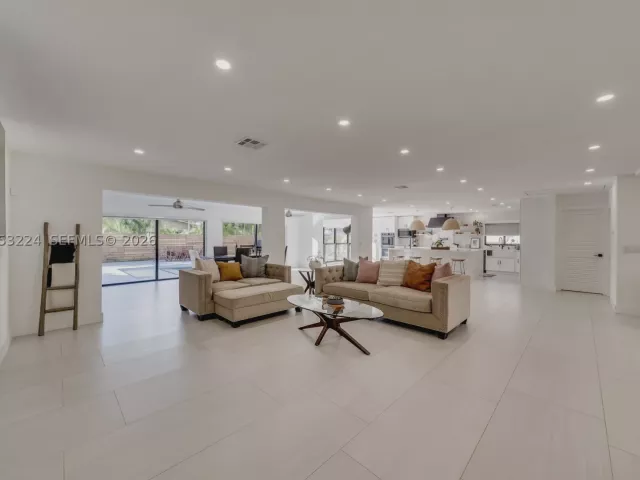 5-bedroom home for sale in Hollywood - 3400 N Park Rd - MondialRealty