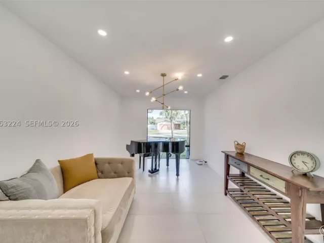 5-bedroom home for sale in Hollywood - 3400 N Park Rd - MondialRealty