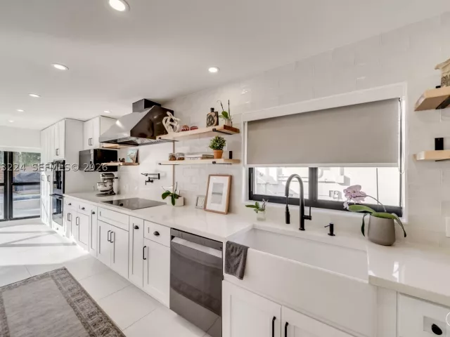 5-bedroom home for sale in Hollywood - 3400 N Park Rd - MondialRealty