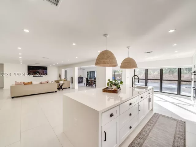 5-bedroom home for sale in Hollywood - 3400 N Park Rd - MondialRealty