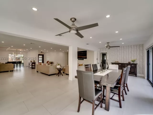 5-bedroom home for sale in Hollywood - 3400 N Park Rd - MondialRealty