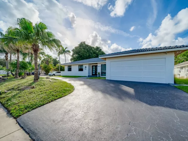 5-bedroom home for sale in Hollywood - 3400 N Park Rd - MondialRealty