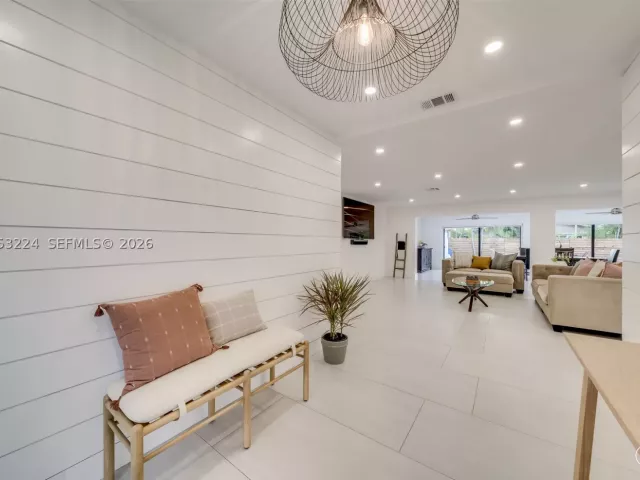 5-bedroom home for sale in Hollywood - 3400 N Park Rd - MondialRealty