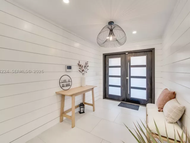 5-bedroom home for sale in Hollywood - 3400 N Park Rd - MondialRealty