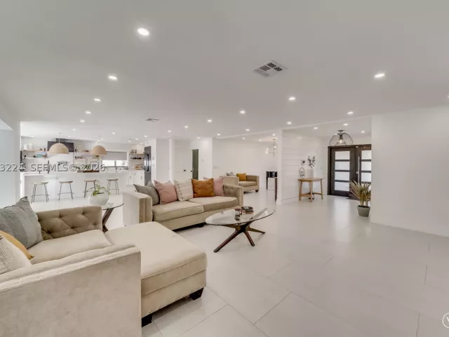 5-bedroom home for sale in Hollywood - 3400 N Park Rd - MondialRealty