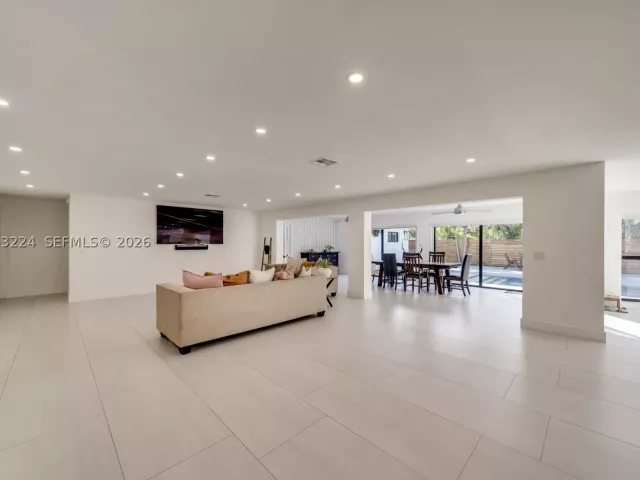 5-bedroom home for sale in Hollywood - 3400 N Park Rd - MondialRealty