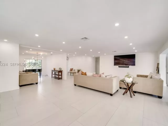 5-bedroom home for sale in Hollywood - 3400 N Park Rd - MondialRealty