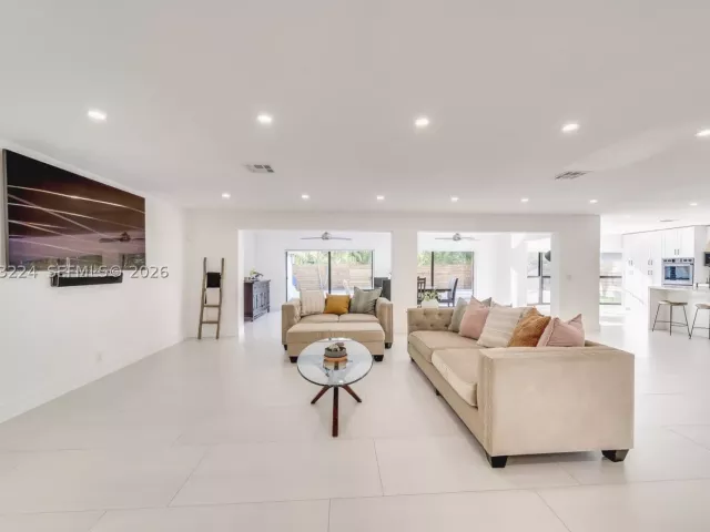 5-bedroom home for sale in Hollywood - 3400 N Park Rd - MondialRealty