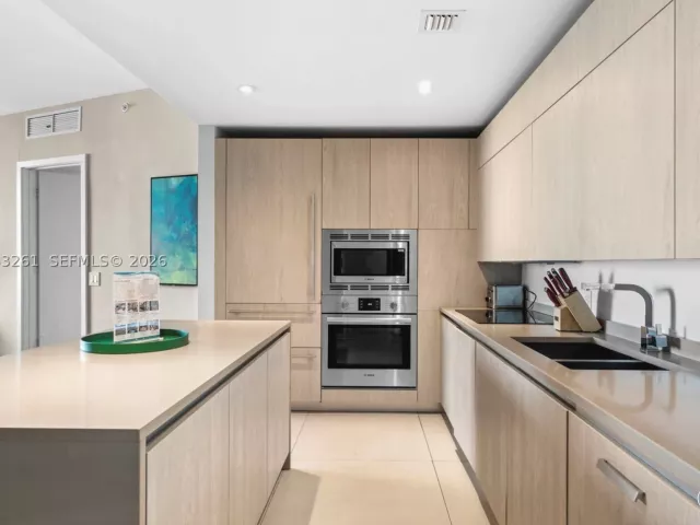2-bedroom condo for sale in Hollywood - 4111 S Ocean Dr 1406 - MondialRealty