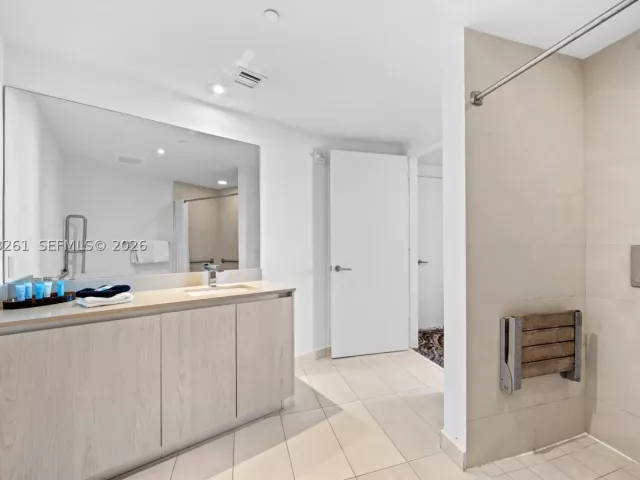2-bedroom condo for sale in Hollywood - 4111 S Ocean Dr 1406 - MondialRealty